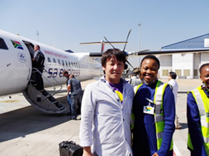 南アフリカからボツワナまでは小型飛行機で移動する