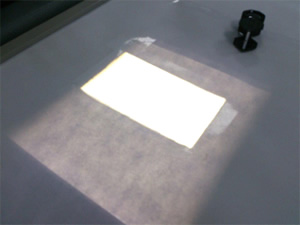 デイライトは机に直接床部分から北向きの陽光と同じ光を発揮して調べる
