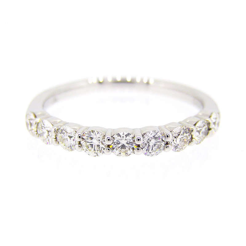 キラキラして綺麗なダイヤモンドの婚約指輪は”d line” diamond harf eternity ring