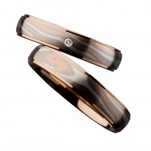 洗練されたフォルムと地金のクオリティで、評価の高いイージーエフのマリッジリング。 最先端の技術を活かしたモダンで斬新なデザインが特徴です。 リングの理想的な強度や変形しにくい地金の研究のため、フォルツハイム工科大学をはじめ、 ヨーロッパ各国の金属工学者を招いての共同開発にも力を入れています。