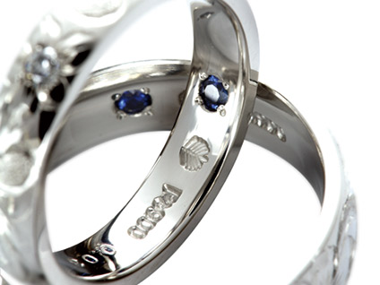 新潟でハワイアンジュエリーの結婚指輪ブランドMAKANAは内側にブルーサファイヤが入っている