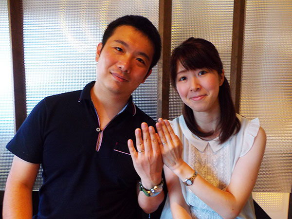 エンゲージリングとの重ね着けもピッタリ