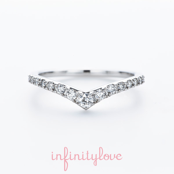 骨格ストレートさんにおすすめのオシャレでカ可愛いダイヤラインの綺麗なV字ラインの婚約指輪