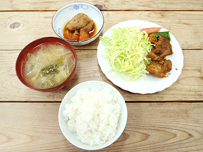 スパイシーチキンとサラダ、野菜たっぷりお味噌汁、里芋と人参の煮物