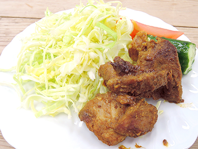 スパイシーチキンとサラダ