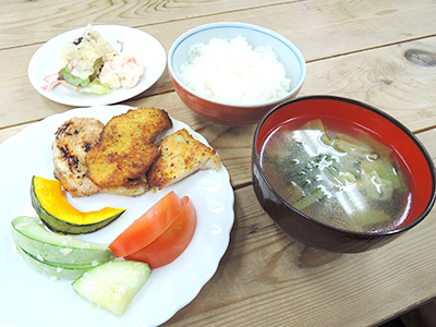 フライドチキン、瓜の塩麹漬け、かぼちゃ、トマト