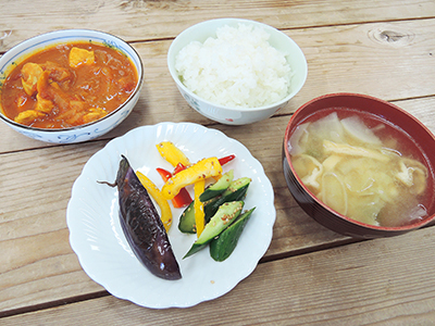 チキンカレー、茄子のソテー、きゅうりとパプリカの浅漬け、野菜たっぷりお味噌汁
