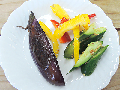 茄子のソテー、きゅうりとパプリカの浅漬け