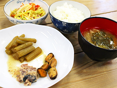 サバの水煮、ふきの煮物、玉ねぎとキャベツのサラダ、味噌汁