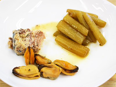 サバの水煮、ふきの煮物