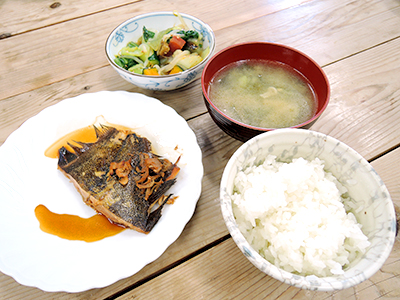 カレイの煮付け、中華風おひたし、野菜たっぷりお味噌汁