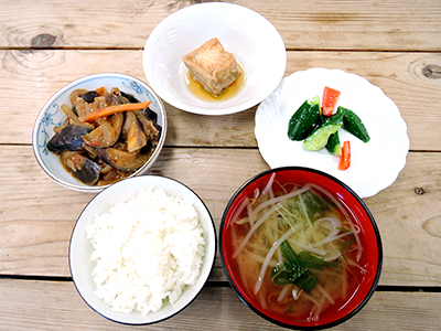 茄子と豚肉のトマト煮、揚げ出し豆腐、きゅうりとパプリカの塩麴漬、もやしとネギのお味噌汁