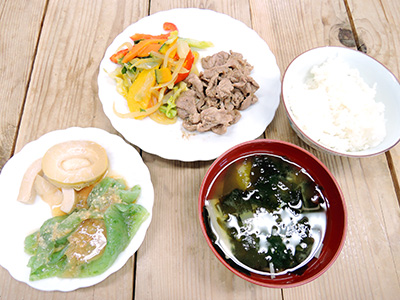 肉野菜炒め、筍の煮物、刺身こんにゃく、筍と麩のお味噌汁