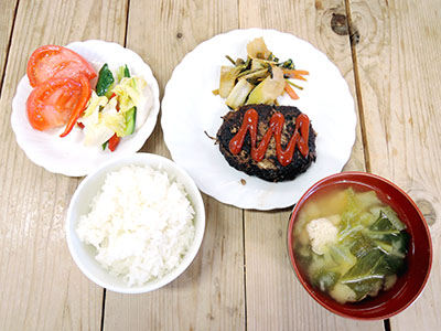 ハンバーグ、セロリとお野菜の炒め物、サラダ、野菜たっぷりお味噌汁