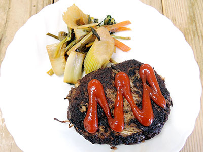 ハンバーグ、セロリとお野菜の炒め物
