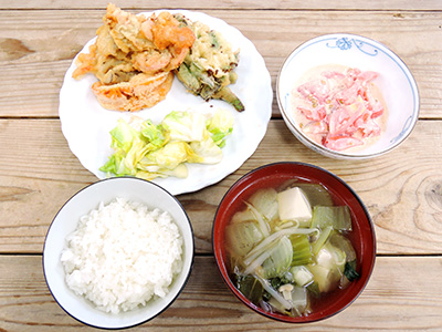 肉野菜炒め、筍の煮物、刺身こんにゃく、筍と麩のお味噌汁