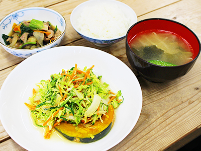 かぼちゃと春玉ねぎのサラダ、春玉ねぎと豚肉の煮物、さやいんげんの味噌汁