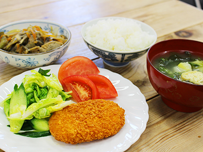 コロッケ、しらたきとなすのしぐれ煮、わかめと油揚げのお味噌汁