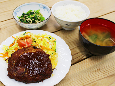 ハンバーグ、キャベツのサラダ、玉ねぎたっぷりスープ