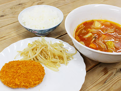 野菜スープ、コロッケ、もやしの和え物