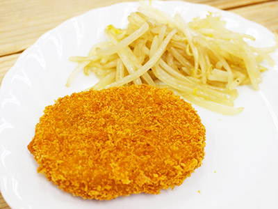 コロッケ、もやしの和え物