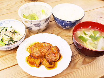 鶏肉のソテー、豆腐とひき肉の粕煮、かぶとパプリカの漬物、やさいたっぷりお味噌汁