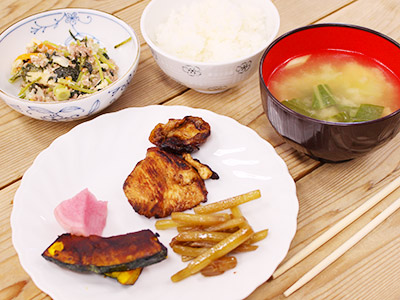 鶏肉のソテー、豆腐とひき肉の煮物、ふきの煮物、野菜たっぷりお味噌汁