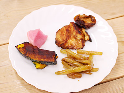 鶏肉のソテー、ふきの煮物