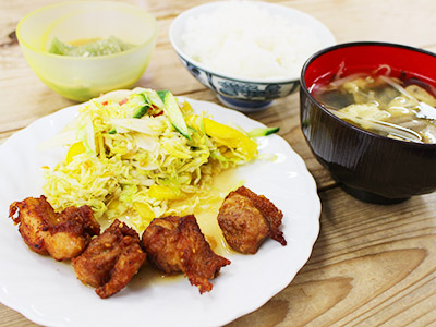 鶏のから揚げ、キャベツとパプリカのサラダ、さしみこんにゃく、油揚げともやしのお味噌汁