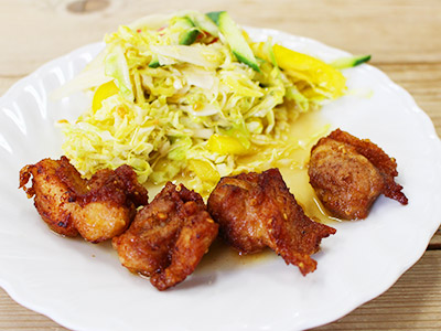 鶏のから揚げ、キャベツとパプリカのサラダ