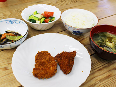 チキンカツ、トマトときゅうりのサラダ、茄子といんげんの味噌炒め、野菜たっぷりお味噌汁
