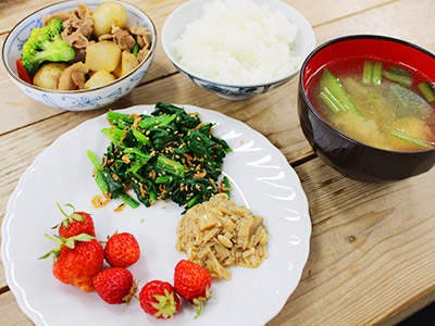 新じゃがの煮物、小エビのおひたし、苺、なめたけ、ねぎと油揚げのお味噌汁