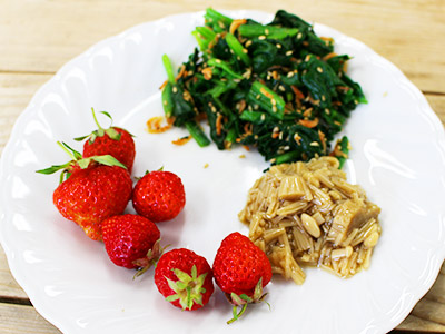 小エビのおひたし、苺、なめたけ