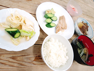 魚の煮付け、きゅうりと茄子の辛子漬け、トマトのカクテルサラダ、キャベツときゅうりの浅漬け、煮物、野菜たっぷりお味噌汁