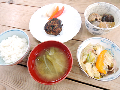 ハンバーグ、カブとパプリカ、煮物、野菜と豚肉のおひたし、野菜たっぷりお味噌汁