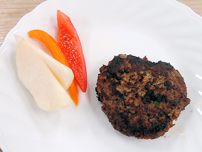 ハンバーグ、カブとパプリカ