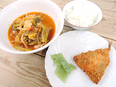 アジフライ、刺身こんにゃく、たっぷり野菜のミネストローネ