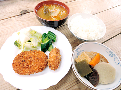 コロッケとカキフライ・野菜の酢漬け・煮物・トマトのスープ