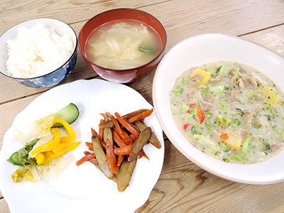 ブロッコリーとパイナップルのシチュー、きんぴらごぼう、お漬物、野菜たっぷりお味噌汁