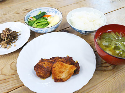 鶏肉のソテー、切昆布とひき肉の煮物、チンゲン菜とカブの漬物