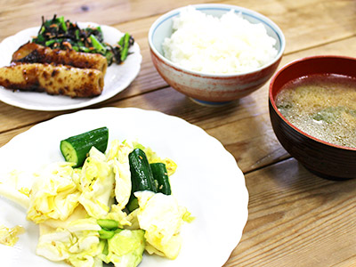 ちくわの甘辛炒め、ひじきとほうれん草のマヨ和え、キャベツとかぶのサラダ、野菜と油揚げのお味噌汁