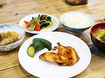 チキンソテー、きゅうりの漬物、里芋と大根の煮物、ナッツスター入りサラダ、野菜たっぷりお味噌汁
