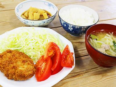 メンチカツ、里芋の煮物・もやしといんげんのお味噌汁