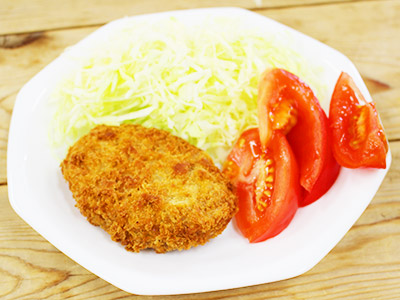 メンチカツ・キャベツの千切り・トマト
