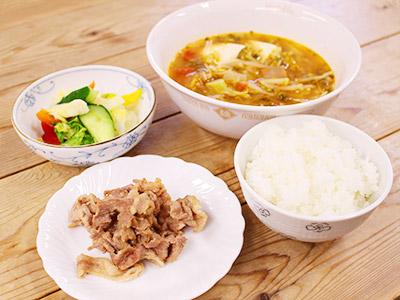 野菜とひき肉のトマトスープ、ピクルス、焼き肉