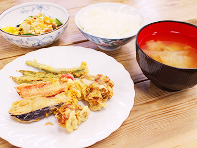 天ぷら、ピクルスのグラノーラかけ、やさいたっぷりお味噌汁