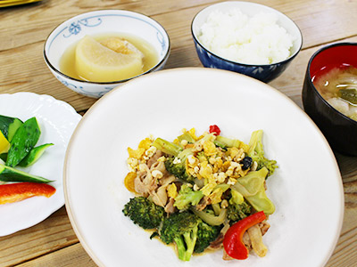 豚肉と野菜のグラノーラあえ、ピクルス、厚揚げと大根の煮物、ピクルス、お味噌汁