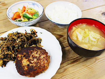 ハンバーグ、ひじきの煮物、きゅうりとトマトのサラダ
