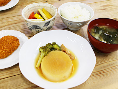 大根とブロッコリーの煮物、コロッケ、ぬすとパプリカのサラダ、やさいたっぷりお味噌汁