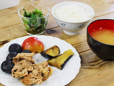 豚肉の醤油炒め・焼き茄子・トマト・巨峰